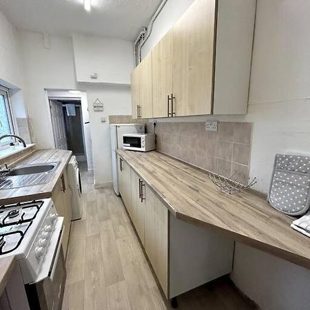 Bright Home From Home Stoke-on-Trent Exterior foto
