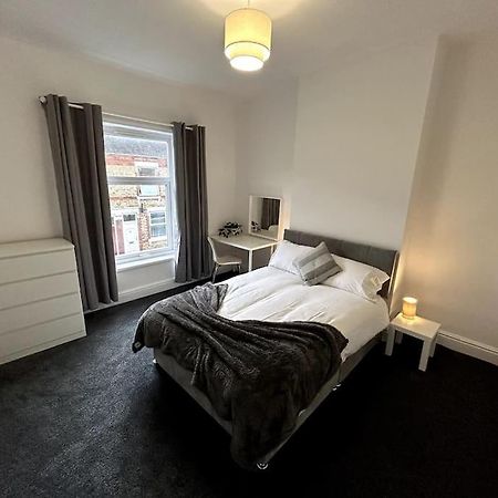 Bright Home From Home Stoke-on-Trent Exterior foto