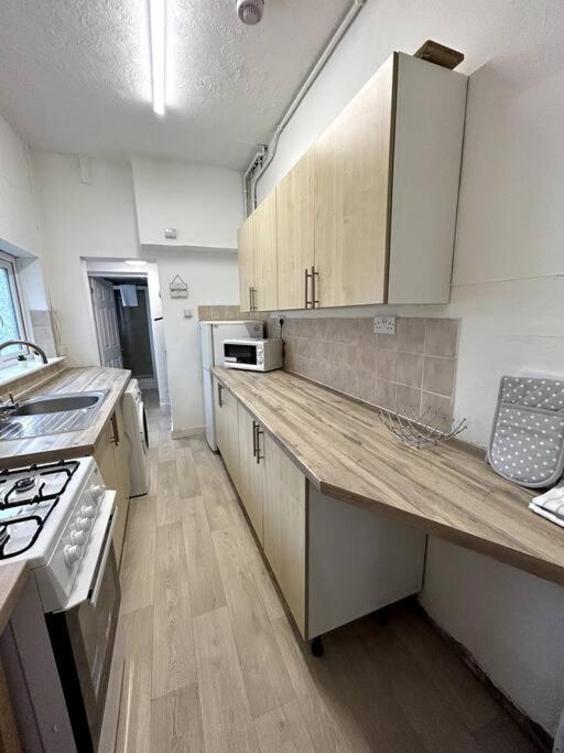 Bright Home From Home Stoke-on-Trent Exterior foto