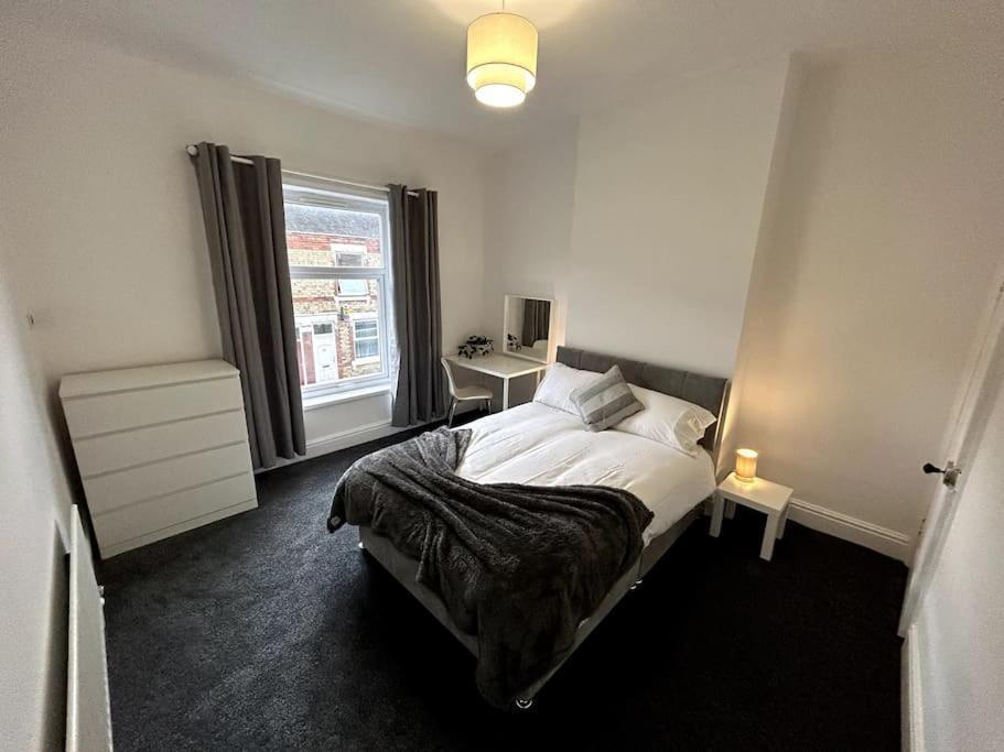Bright Home From Home Stoke-on-Trent Exterior foto