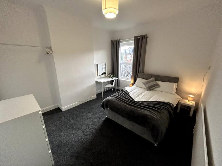 Bright Home From Home Stoke-on-Trent Exterior foto