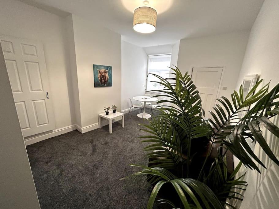Bright Home From Home Stoke-on-Trent Exterior foto