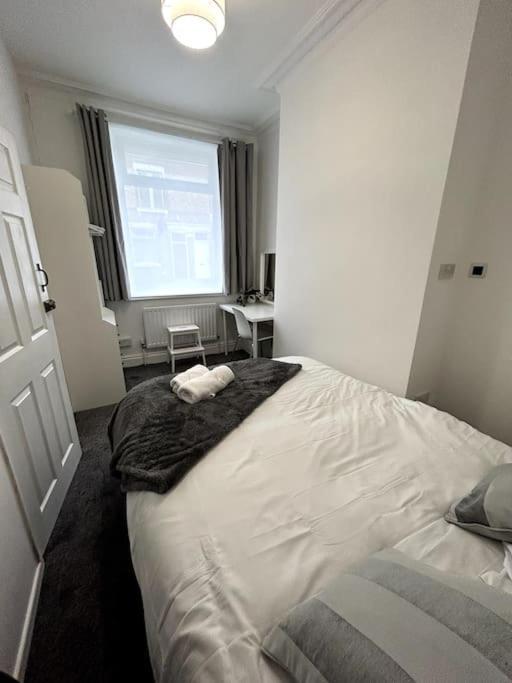 Bright Home From Home Stoke-on-Trent Exterior foto