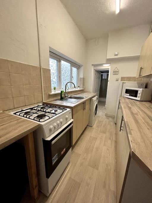 Bright Home From Home Stoke-on-Trent Exterior foto